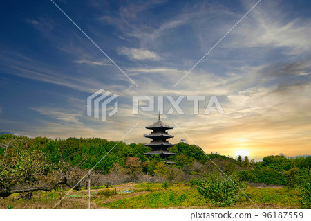 五層寶塔比蘇中文寺在落日的天空中閃耀 五層寶塔比蘇中文寺在落日的天空中閃耀 96187559