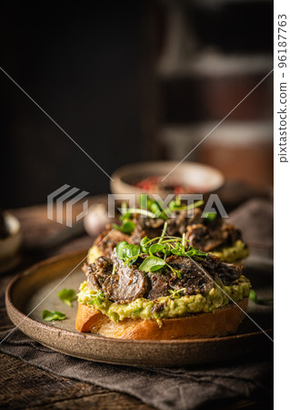 Toast avocado and mushrooms 96187763