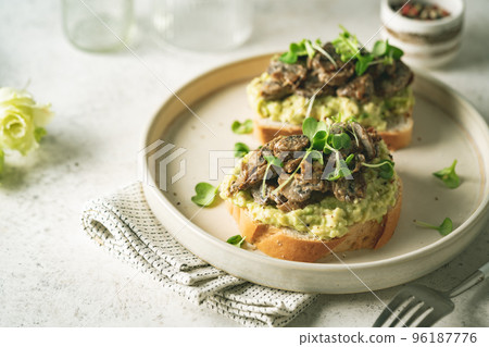 Toast avocado and mushrooms 96187776