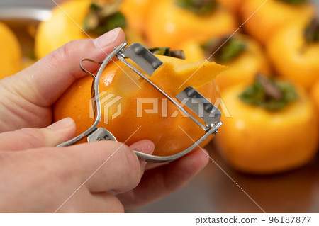 製作柿餅——用削皮器削皮 96187877