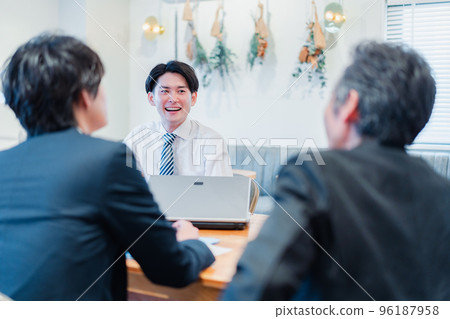 Businessmen having a conversation in the office 96187958