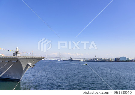 神奈川縣橫濱市橫濱港未來和一艘軍艦停泊 96188040