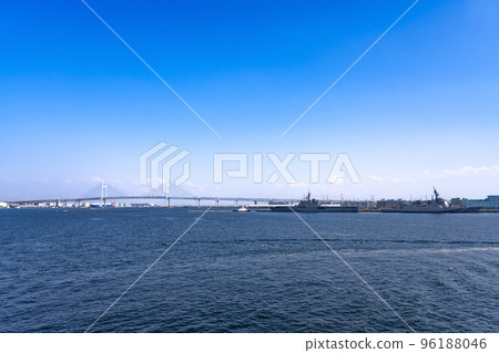 神奈川縣橫濱市橫濱港未來和一艘軍艦停泊 神奈川縣橫濱市橫濱港未來和一艘軍艦停泊 96188046
