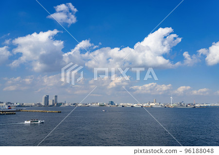 Yokohama City, Kanagawa Prefecture Yokohama Minatomirai and a warship anchored Yokohama City, Kanagawa Prefecture Yokohama Minatomirai and a warship anchored 96188048