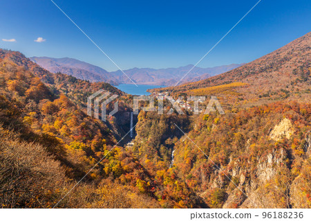 明知平展望台的紅葉中的中禪寺湖、華嚴瀑布、白雲瀑布 96188236