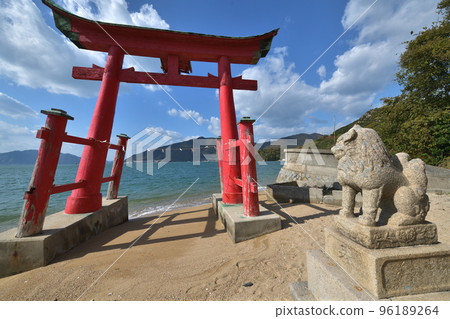 Onomichi City, Hiroshima Prefecture, Itsukushima Shrine, Iwagoshima Otorii gate standing by the sea Onomichi City, Hiroshima Prefecture, Itsukushima Shrine, Iwagoshima Otorii gate standing by the sea 96189264