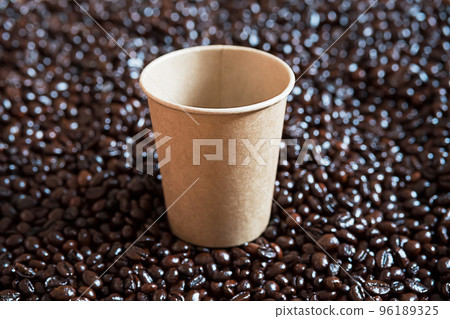 Mock up disposable coffee cup on coffee beans. Empty paper coffee cup. 96189325