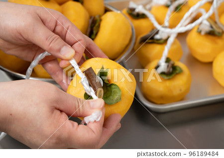 做柿子乾——繫繩子 做柿子乾——繫繩子 96189484