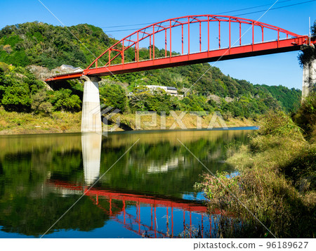 Tsukigase Bridge over the Nabari River (Lake Tsukigase) in Nara City, Nara Prefecture 96189627