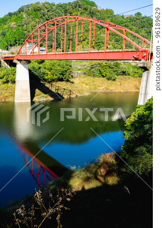 Tsukigase Bridge over the Nabari River (Lake Tsukigase) in Nara City, Nara Prefecture 96189629
