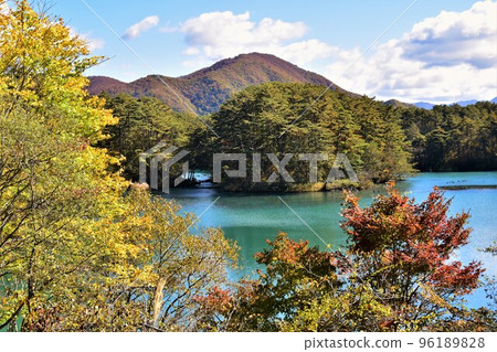 Urabandai, Fukushima Prefecture Goshiki-numa (Bishamon-numa) and Mt. Bandai in autumn 96189828