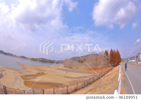 《兵庫縣》關西垂釣者的聖地三田市青野水壩湖畔的秋天 96189951