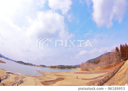 《兵庫縣》關西垂釣者的聖地三田市青野水壩湖畔的秋天 96189953