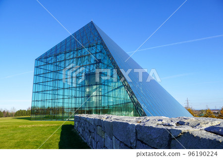 玻璃金字塔和凝結尾跡 96190224