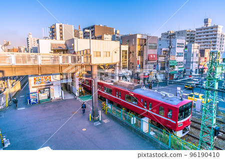 日本橫濱的城市景觀,俯瞰京急新小安站和京急線,沐浴在夕陽中 日本橫濱的城市景觀,俯瞰京急新小安站和京急線,沐浴在夕陽中 96190410