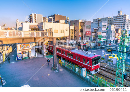 日本橫濱的城市景觀,俯瞰京急新小安站和京急線,沐浴在夕陽中 日本橫濱的城市景觀,俯瞰京急新小安站和京急線,沐浴在夕陽中 96190411