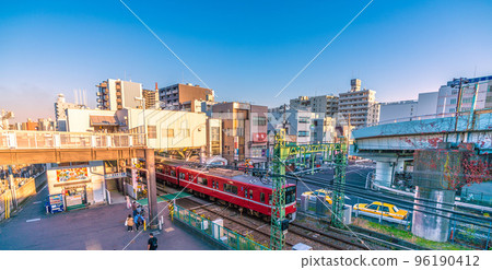 日本橫濱的城市景觀,俯瞰京急新小安站和京急線,沐浴在夕陽中 日本橫濱的城市景觀,俯瞰京急新小安站和京急線,沐浴在夕陽中 96190412
