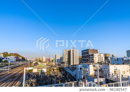 日本橫濱的城市景觀,在夕陽下俯瞰京急新小安站 日本橫濱的城市景觀,在夕陽下俯瞰京急新小安站 96190547