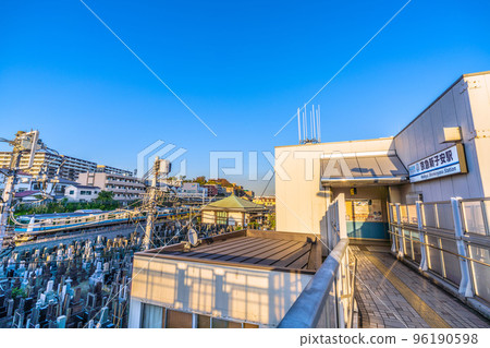 日本橫濱的城市景觀,在夕陽下俯瞰京急新小安站 日本橫濱的城市景觀,在夕陽下俯瞰京急新小安站 96190598