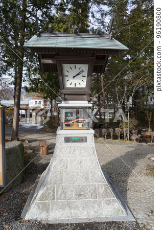 Suwa Taisha Shrine (lower shrine) does not have a main shrine. Instead, in Harumiya, the old Sugi tree is used as a sacred tree. 96190800