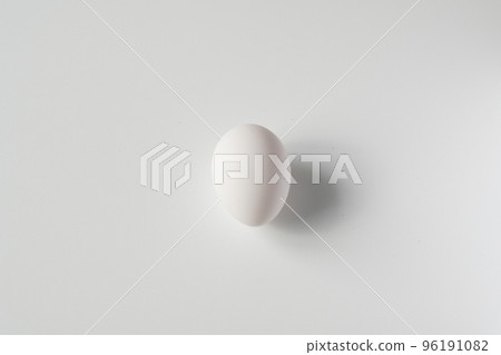 一個生雞蛋 一個生雞蛋 96191082
