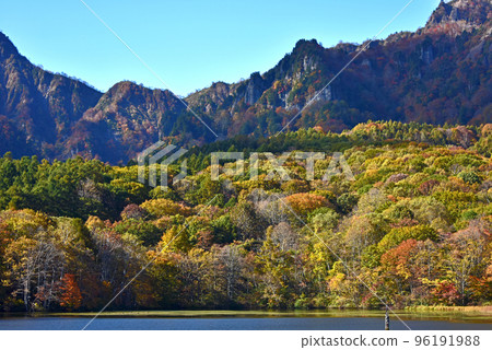 Togakushi, Nagano Prefecture Kagami Pond with Autumn Leaves 96191988
