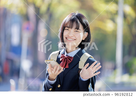 學校女孩揮手 96192812