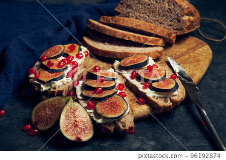 slices of rye bread with figs and pomegranate slices of rye bread with figs and pomegranate 96192874