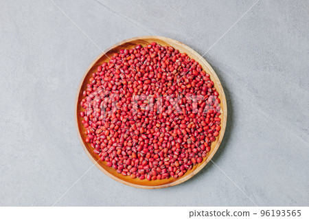 盤子上的紅豆雞蛋 96193565