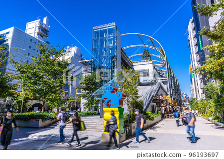 日本 10 月的東京城市景觀。一種新的突變菌株正在蔓延......在戶外幾乎沒有感染風險......澀谷公園= 26日 96193697