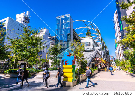 日本 10 月的東京城市景觀。一種新的突變菌株正在蔓延......在戶外幾乎沒有感染風險......澀谷公園= 26日 日本 10 月的東京城市景觀。一種新的突變菌株正在蔓延......在戶外幾乎沒有感染風險......澀谷公園= 26日 96193699