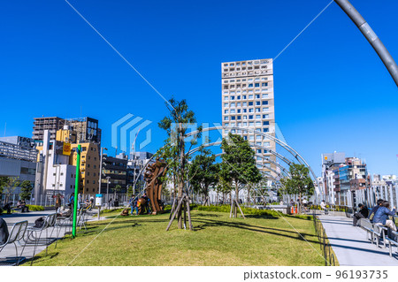 日本 10 月的東京城市景觀。一種新的突變菌株正在蔓延......在戶外幾乎沒有感染風險......澀谷公園= 26日 96193735