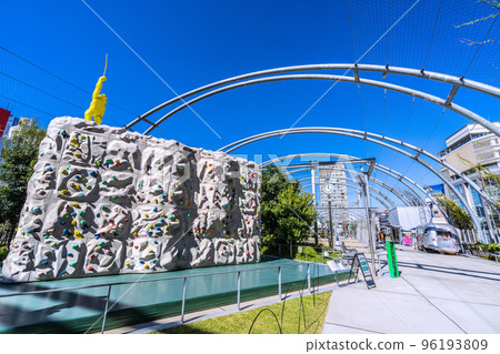 日本 10 月的東京城市景觀。一種新的突變株正在悄悄潛入。戶外幾乎沒有感染風險，但宮下公園 = 26th 96193809