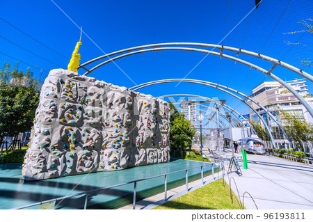 日本 10 月的東京城市景觀。一種新的突變株正在悄悄潛入。戶外幾乎沒有感染風險，但宮下公園 = 26th 96193811