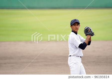 左投手進入投球動作（高中棒球） 96193814