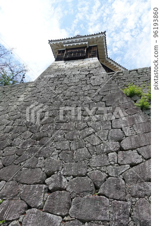 Matsuyama Castle, which towers over Mt. Katsuyama (132m above sea level) in the center of Matsuyama City, is famous for the Seven Spears used in the Battle of Shizugatake. 96193860