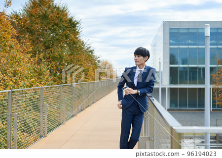 男人在戶外喘口氣 96194023