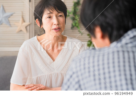Arguing middle-aged woman and middle-aged man couple image of a middle-aged divorce Arguing middle-aged woman and middle-aged man couple image of a middle-aged divorce 96194949