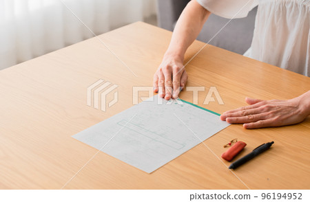 A middle-aged woman presenting a divorce notice to a middle-aged man Image of a middle-aged divorce 96194952