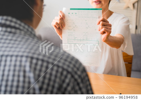 中年女人向中年男人遞離婚通知書 中年離婚圖片 96194958