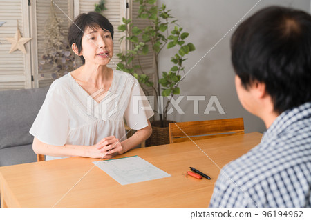 Arguing middle-aged woman and middle-aged man couple image of a middle-aged divorce 96194962