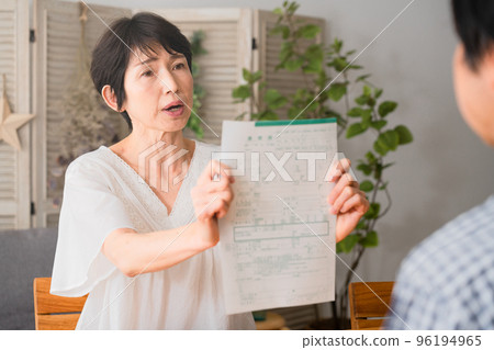 中年女人向中年男人遞離婚通知書 中年離婚圖片 中年女人向中年男人遞離婚通知書 中年離婚圖片 96194965