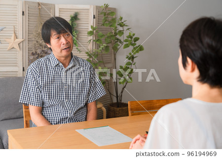 Arguing middle-aged man and middle-aged woman couple image of middle-aged divorce 96194969