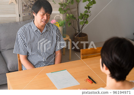 Arguing middle-aged man and middle-aged woman couple image of middle-aged divorce 96194971