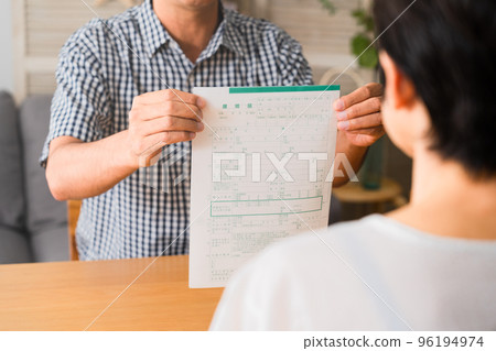 A middle-aged man presenting a divorce notice to a middle-aged woman Image of a middle-aged divorce 96194974