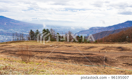 雲霧繚繞的山（長野縣諏訪區富士見町） 96195007