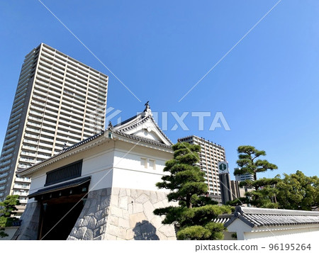 High-rise apartment buildings and the main gate of Okazaki Castle stand out against the clear blue autumn sky (Okazaki Castle Park/Okazaki City, Aichi Prefecture) 96195264