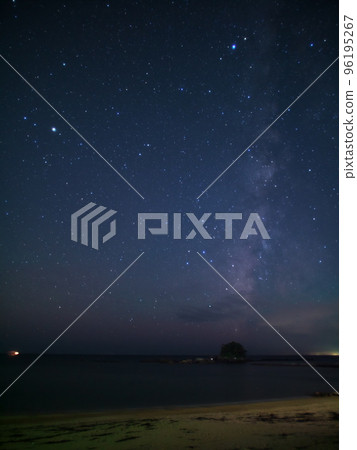 Azurihama, Shima Peninsula in early autumn, the galaxy rising from Sparrow Island 96195267