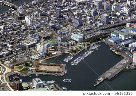 Aerial view of the vicinity of Shimizu Marine Park in Shizuoka Prefecture 96195355