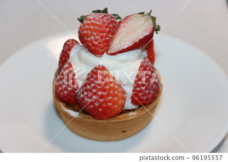 Strawberry tart 96195557